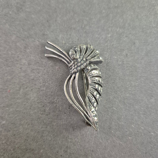 Elegante Vintage-Brosche in Silberoptik mit Strasssteinen – Floral inspiriert