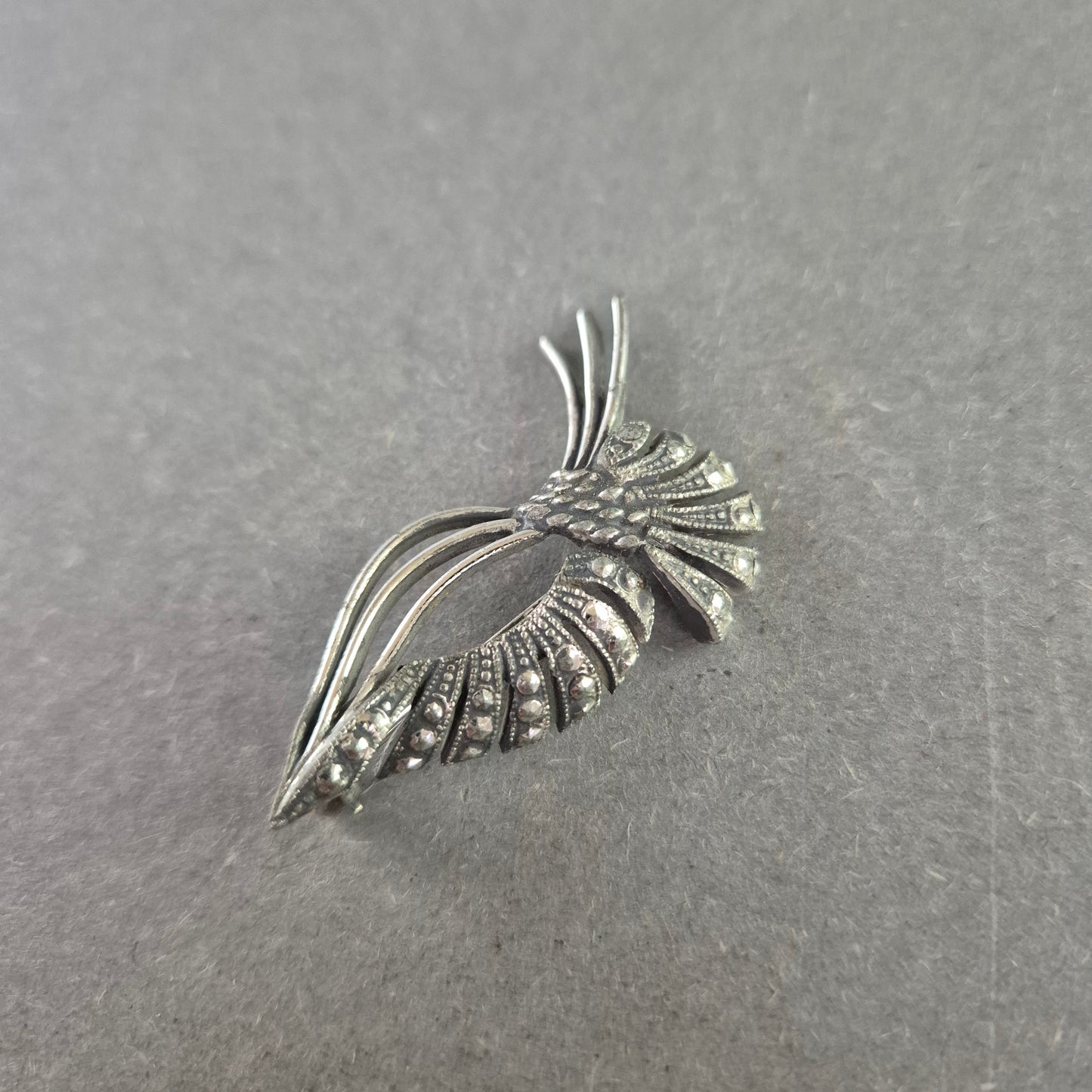 Elegante Vintage-Brosche in Silberoptik mit Strasssteinen – Floral inspiriert