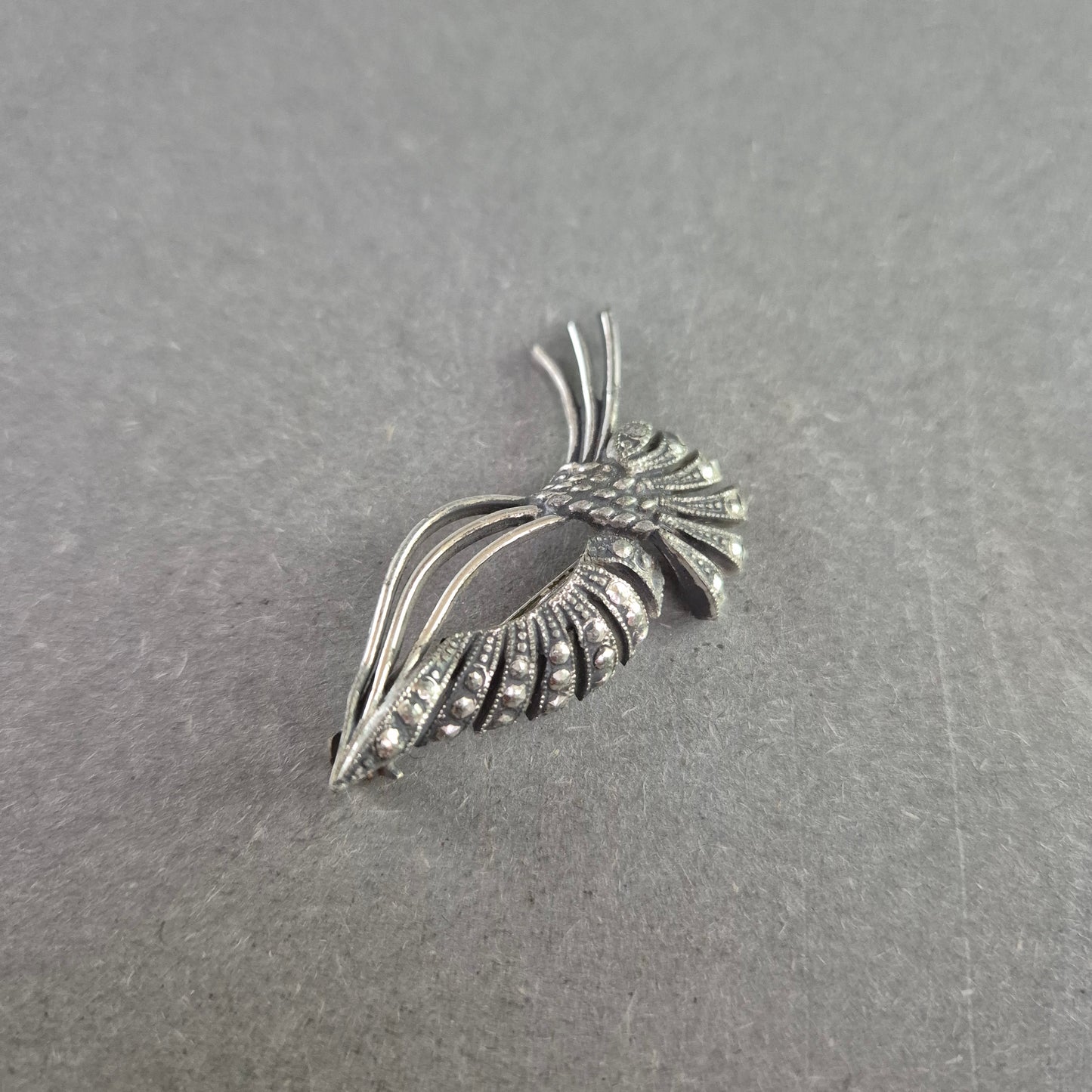 Elegante Vintage-Brosche in Silberoptik mit Strasssteinen – Floral inspiriert