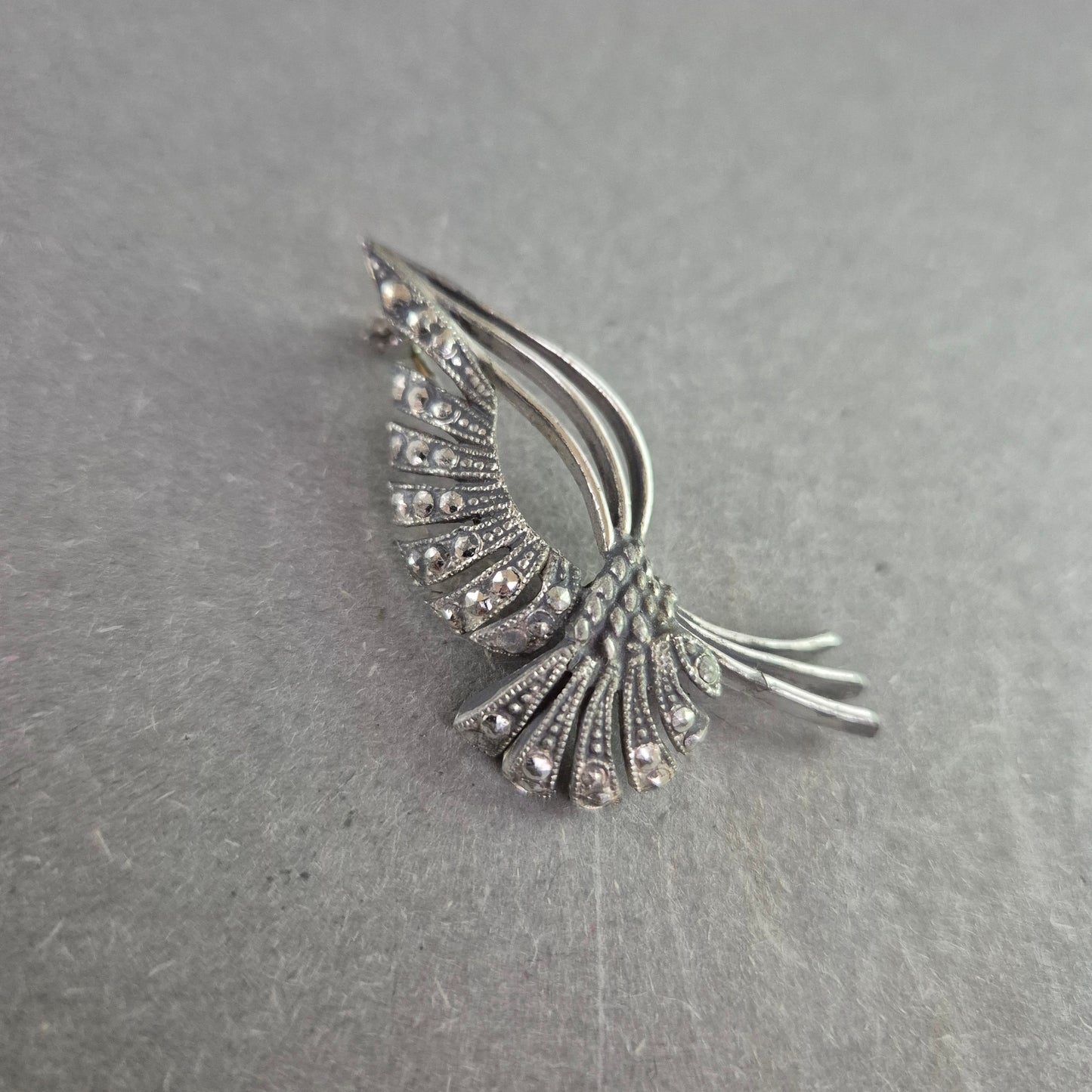 Elegante Vintage-Brosche in Silberoptik mit Strasssteinen – Floral inspiriert