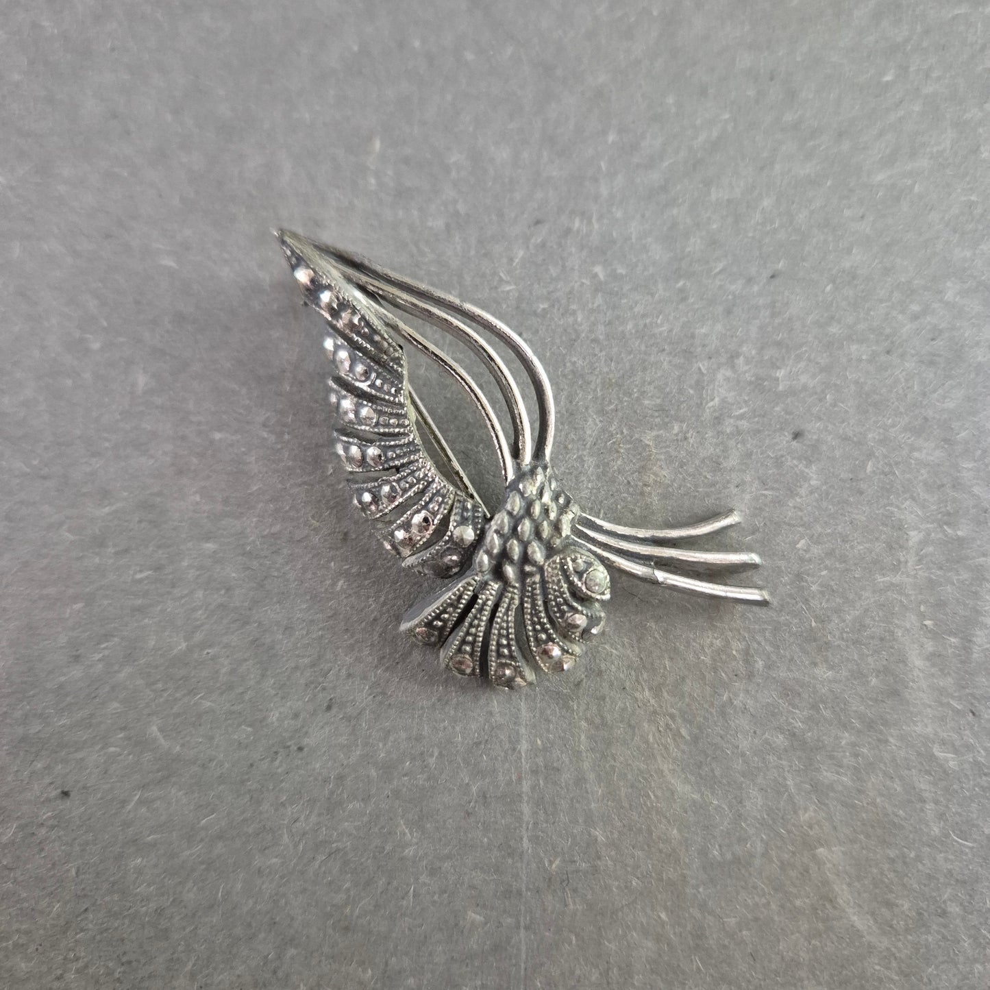 Elegante Vintage-Brosche in Silberoptik mit Strasssteinen – Floral inspiriert