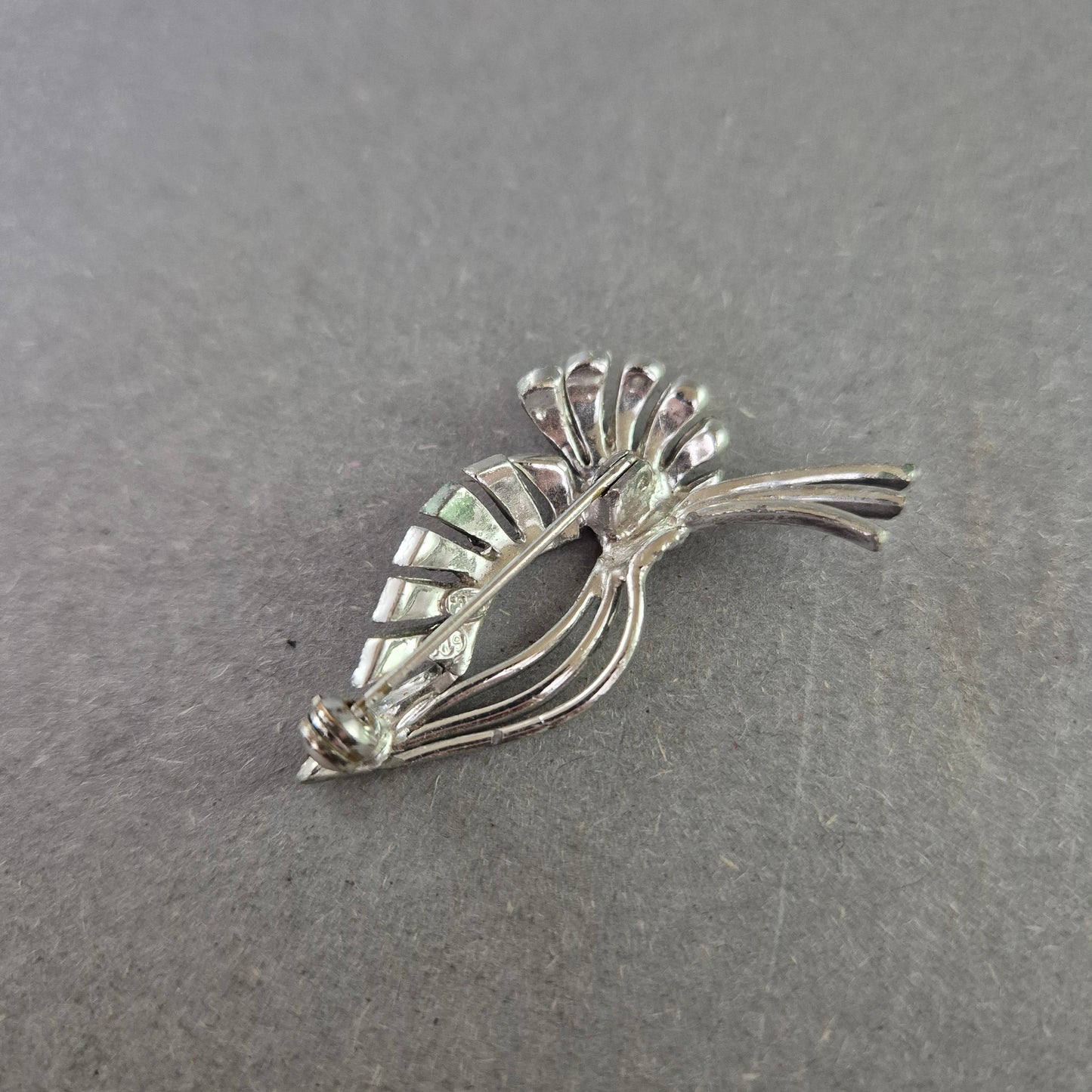 Elegante Vintage-Brosche in Silberoptik mit Strasssteinen – Floral inspiriert