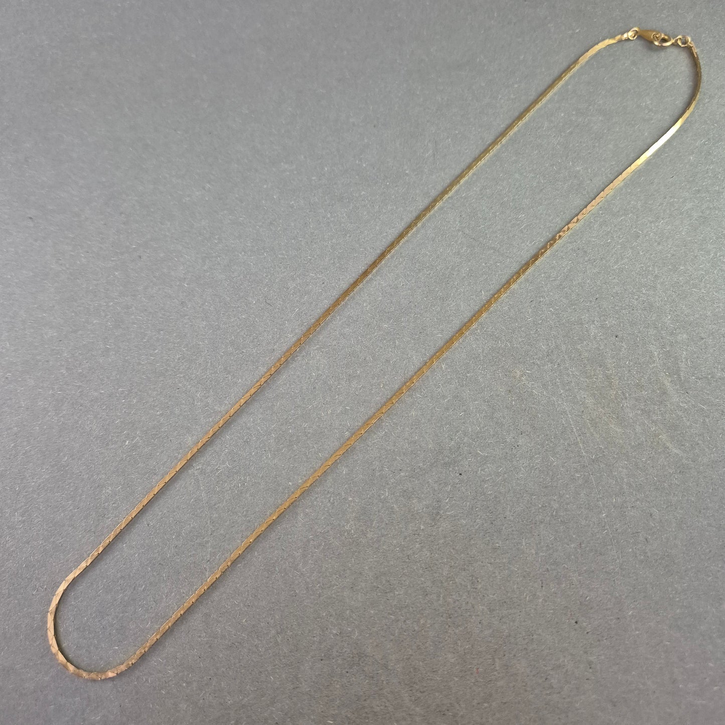 Feine Damenkette aus Gold – Elegante Schlangenkette im klassischen Stil