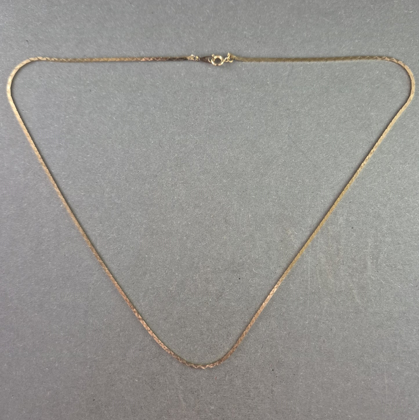 Feine Damenkette aus Gold – Elegante Schlangenkette im klassischen Stil