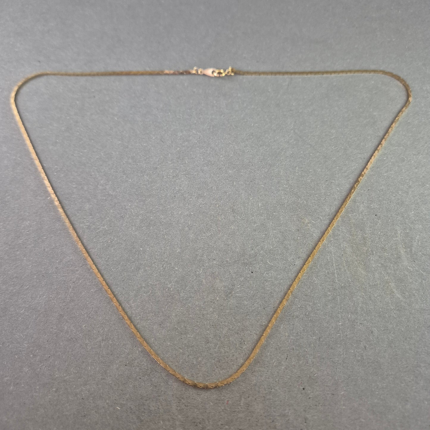 Feine Damenkette aus Gold – Elegante Schlangenkette im klassischen Stil