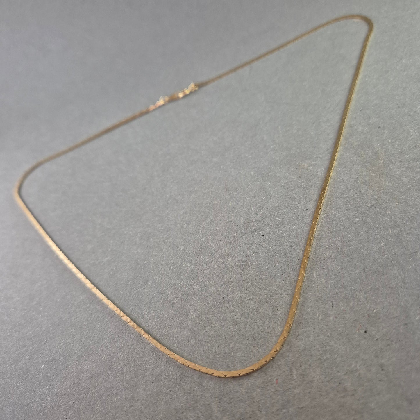 Feine Damenkette aus Gold – Elegante Schlangenkette im klassischen Stil