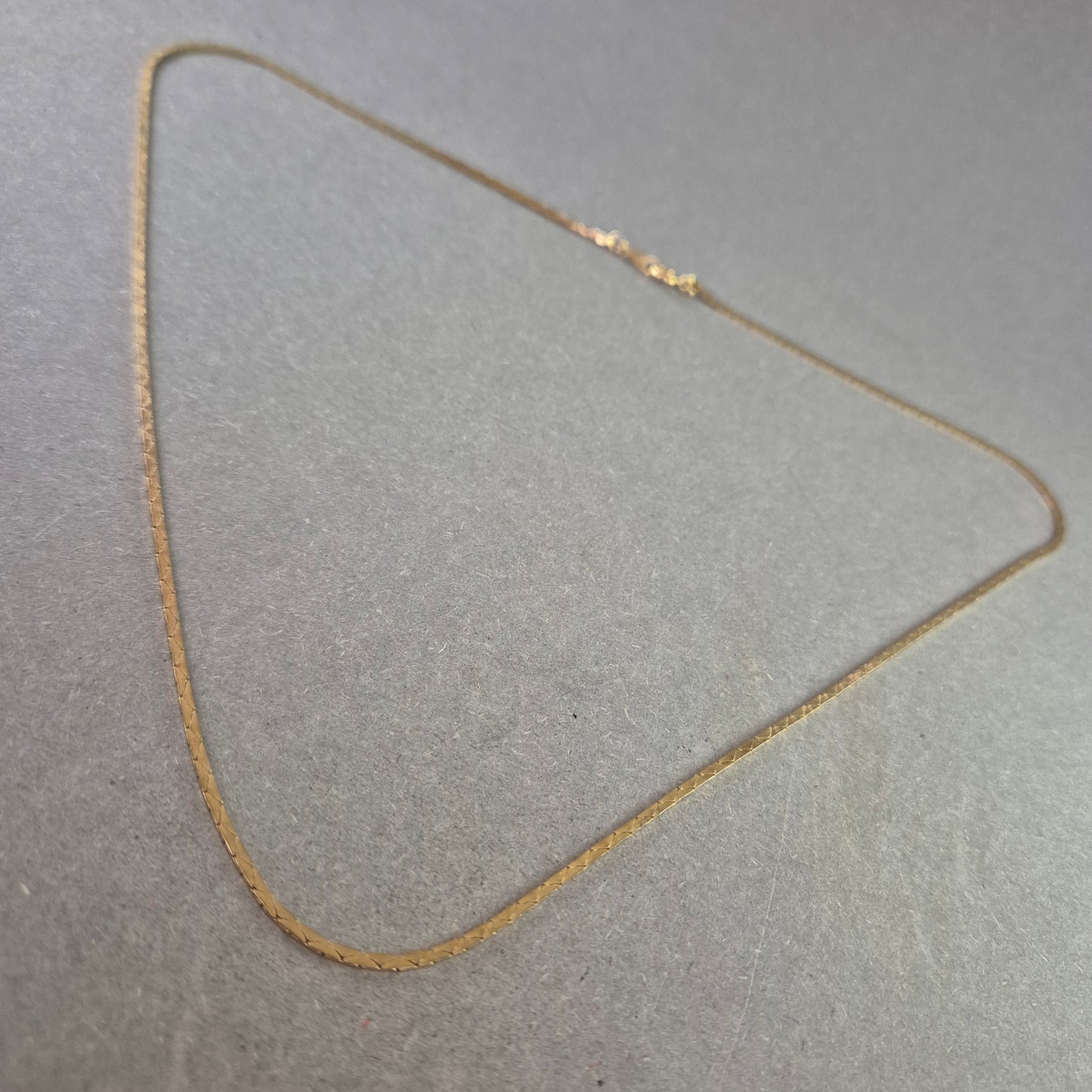 Feine Damenkette aus Gold – Elegante Schlangenkette im klassischen Stil