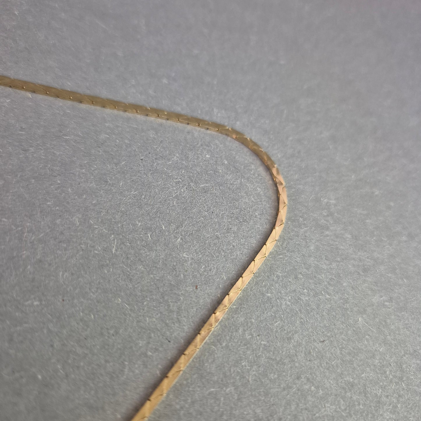 Feine Damenkette aus Gold – Elegante Schlangenkette im klassischen Stil