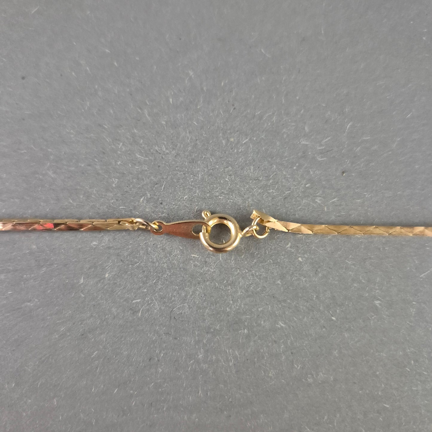 Feine Damenkette aus Gold – Elegante Schlangenkette im klassischen Stil