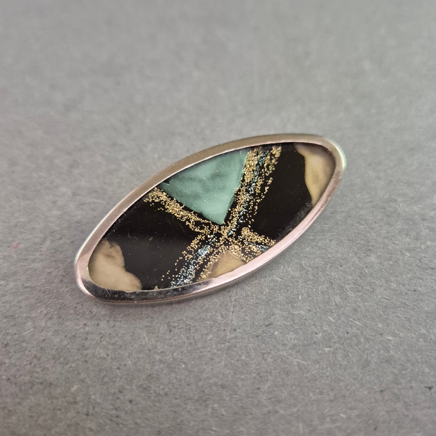 Vintage Emaille-Brosche – Ovales Design mit abstrakter Kunstoptik