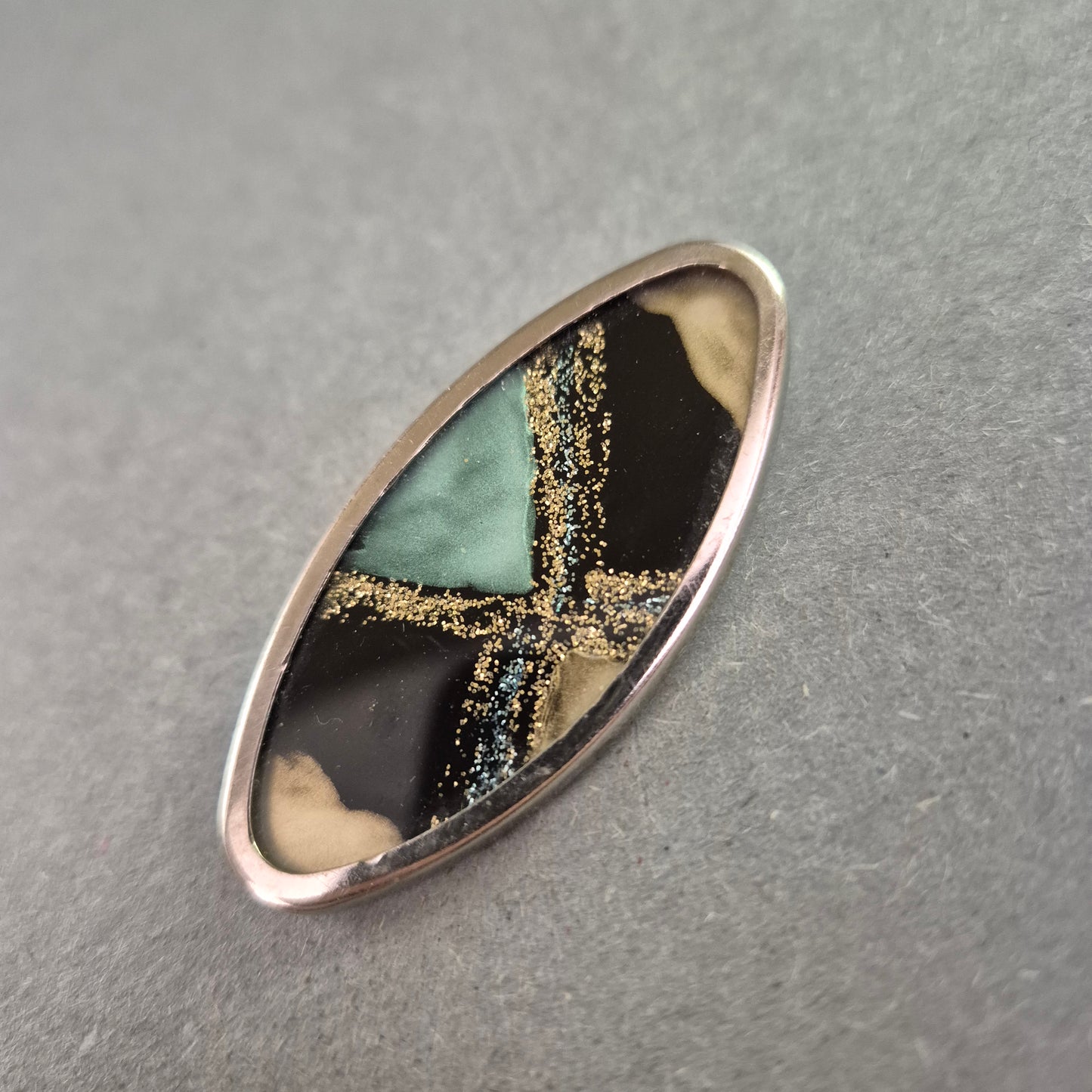 Vintage Emaille-Brosche – Ovales Design mit abstrakter Kunstoptik