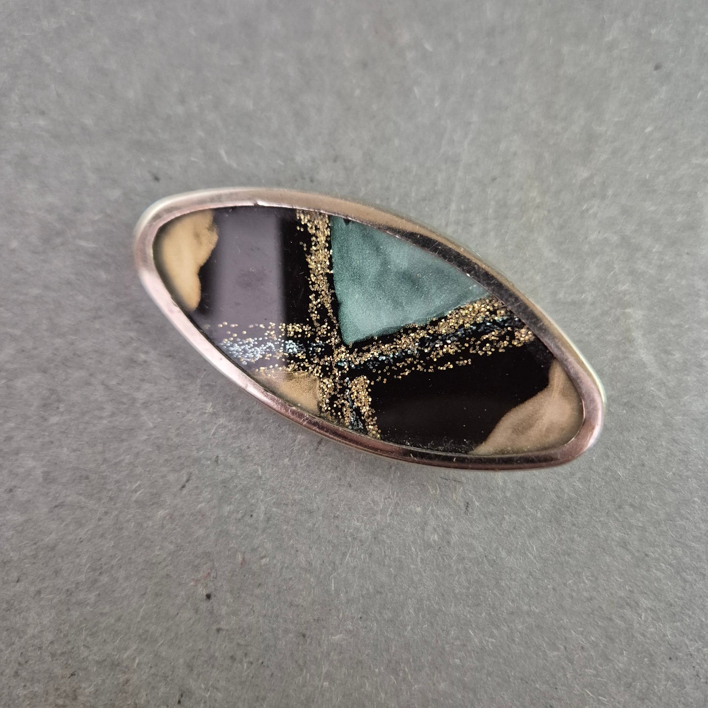 Vintage Emaille-Brosche – Ovales Design mit abstrakter Kunstoptik