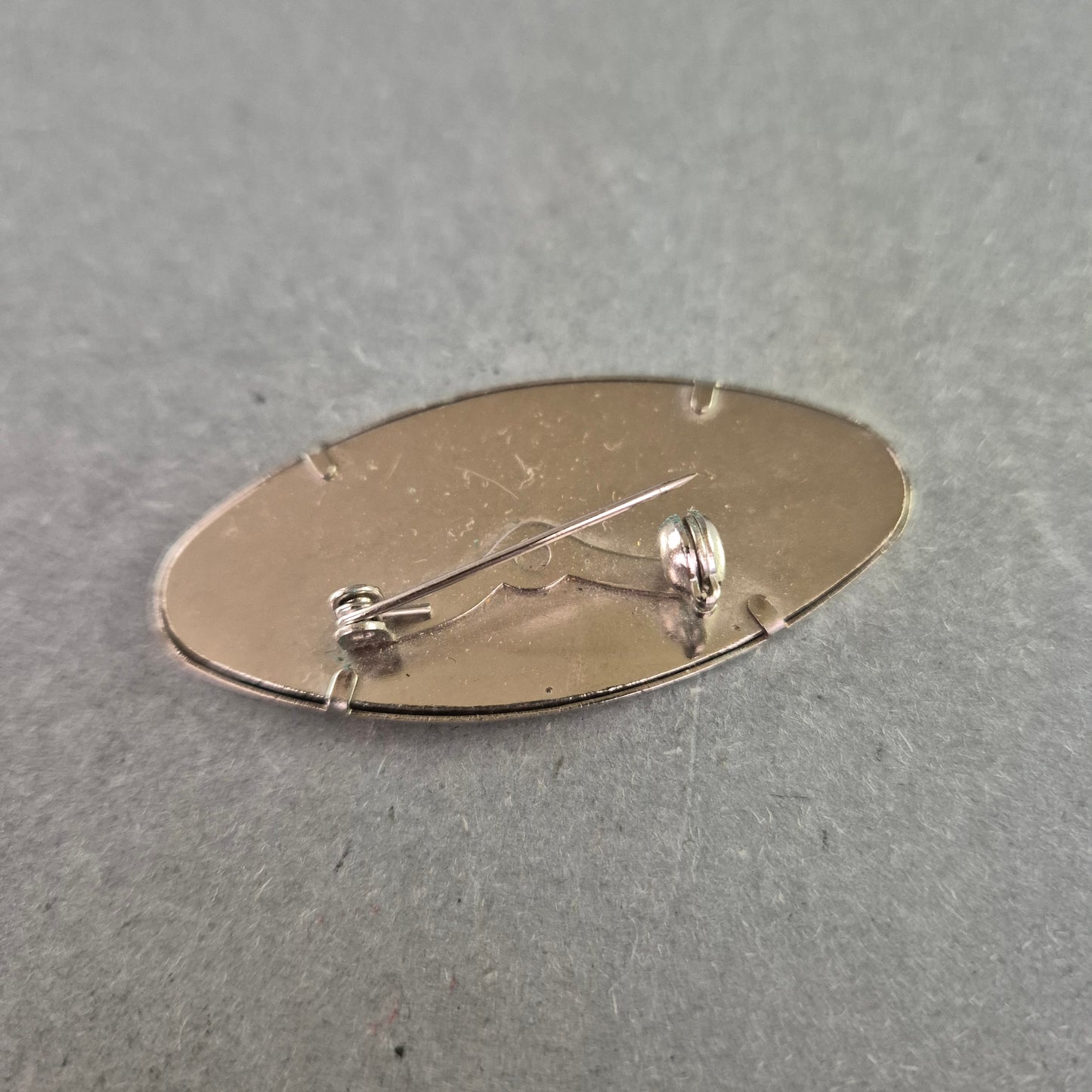 Vintage Emaille-Brosche – Ovales Design mit abstrakter Kunstoptik