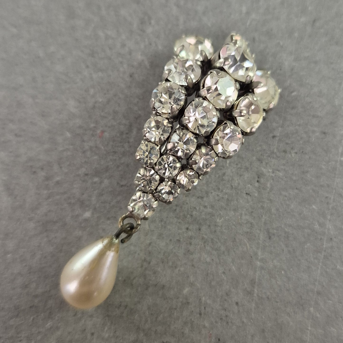 Vintage Strassbrosche mit Tropfenperle – Glamour im Retro-Stil