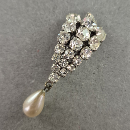Vintage Strassbrosche mit Tropfenperle – Glamour im Retro-Stil