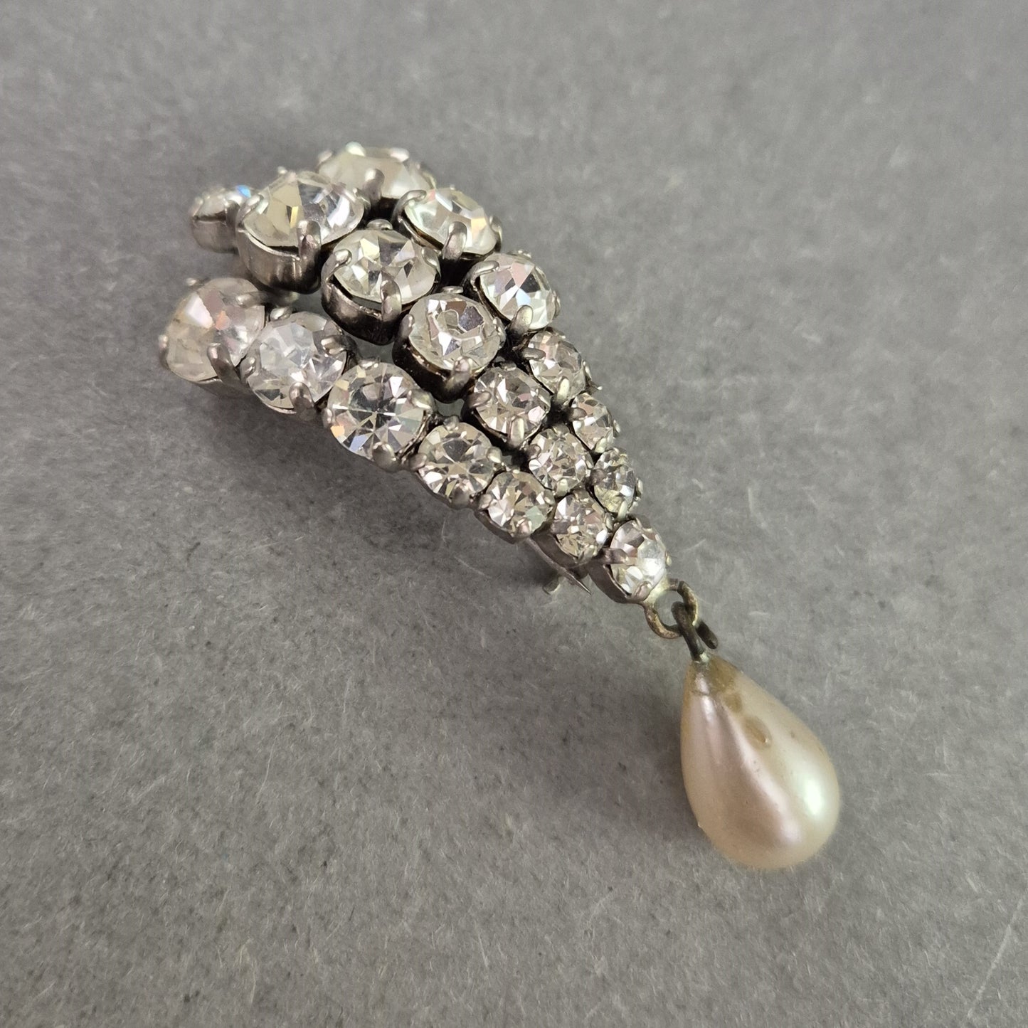 Vintage Strassbrosche mit Tropfenperle – Glamour im Retro-Stil