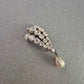 Vintage Strassbrosche mit Tropfenperle – Glamour im Retro-Stil