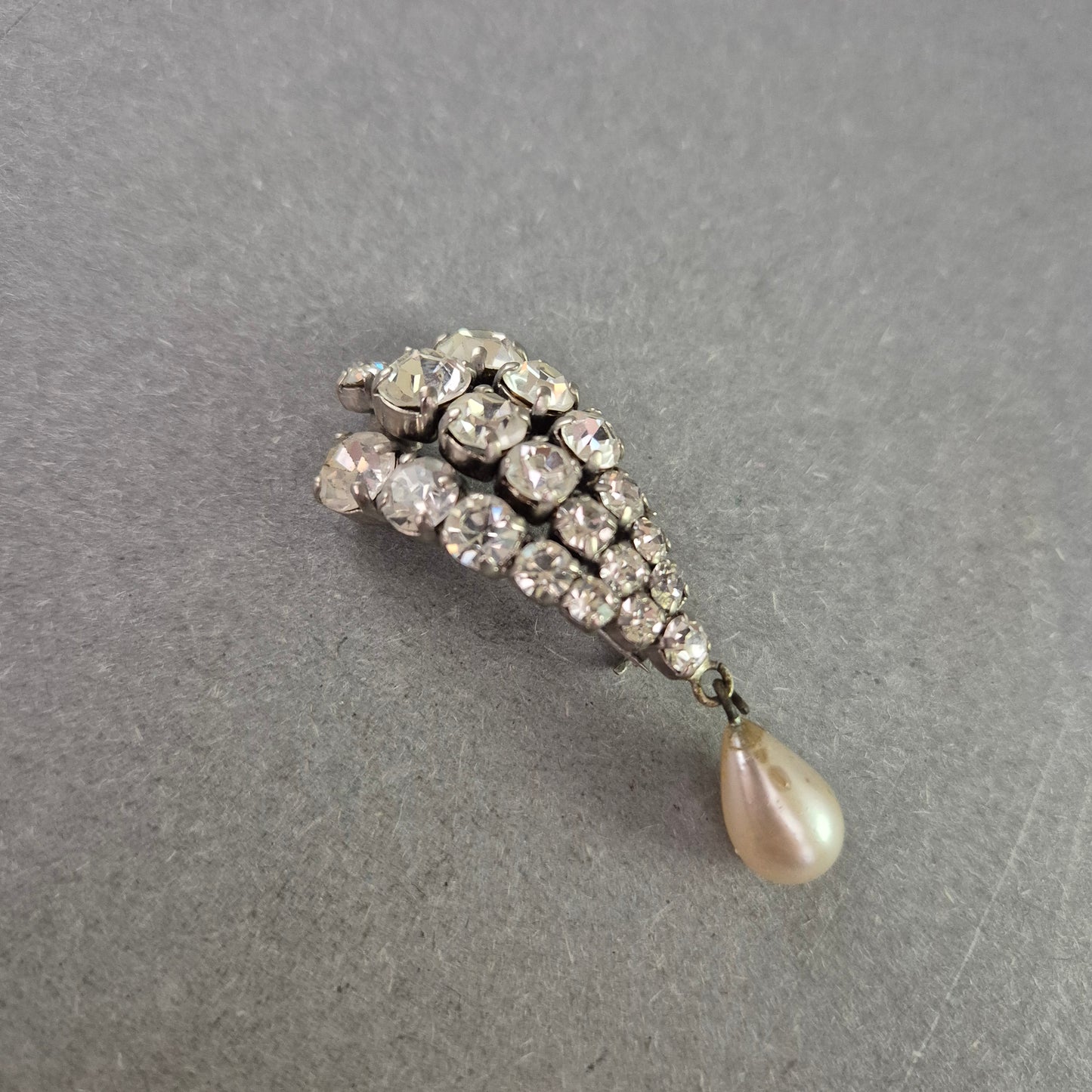 Vintage Strassbrosche mit Tropfenperle – Glamour im Retro-Stil