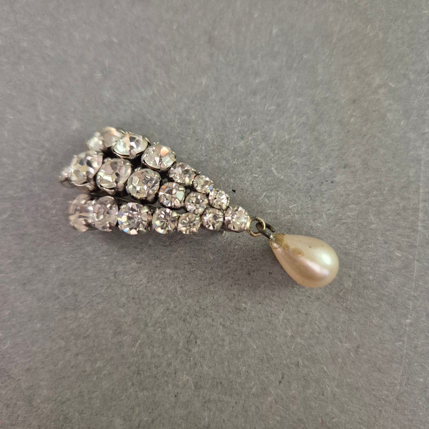 Vintage Strassbrosche mit Tropfenperle – Glamour im Retro-Stil
