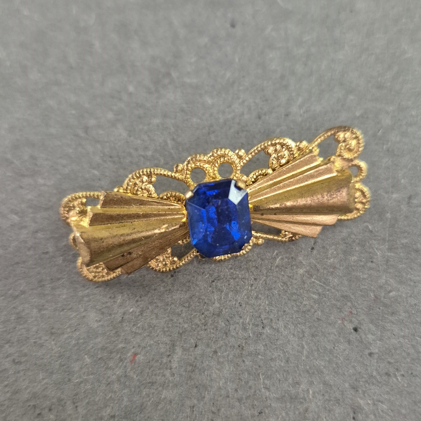 Goldfarbene Vintage-Brosche mit blauem Stein – Filigrane Eleganz