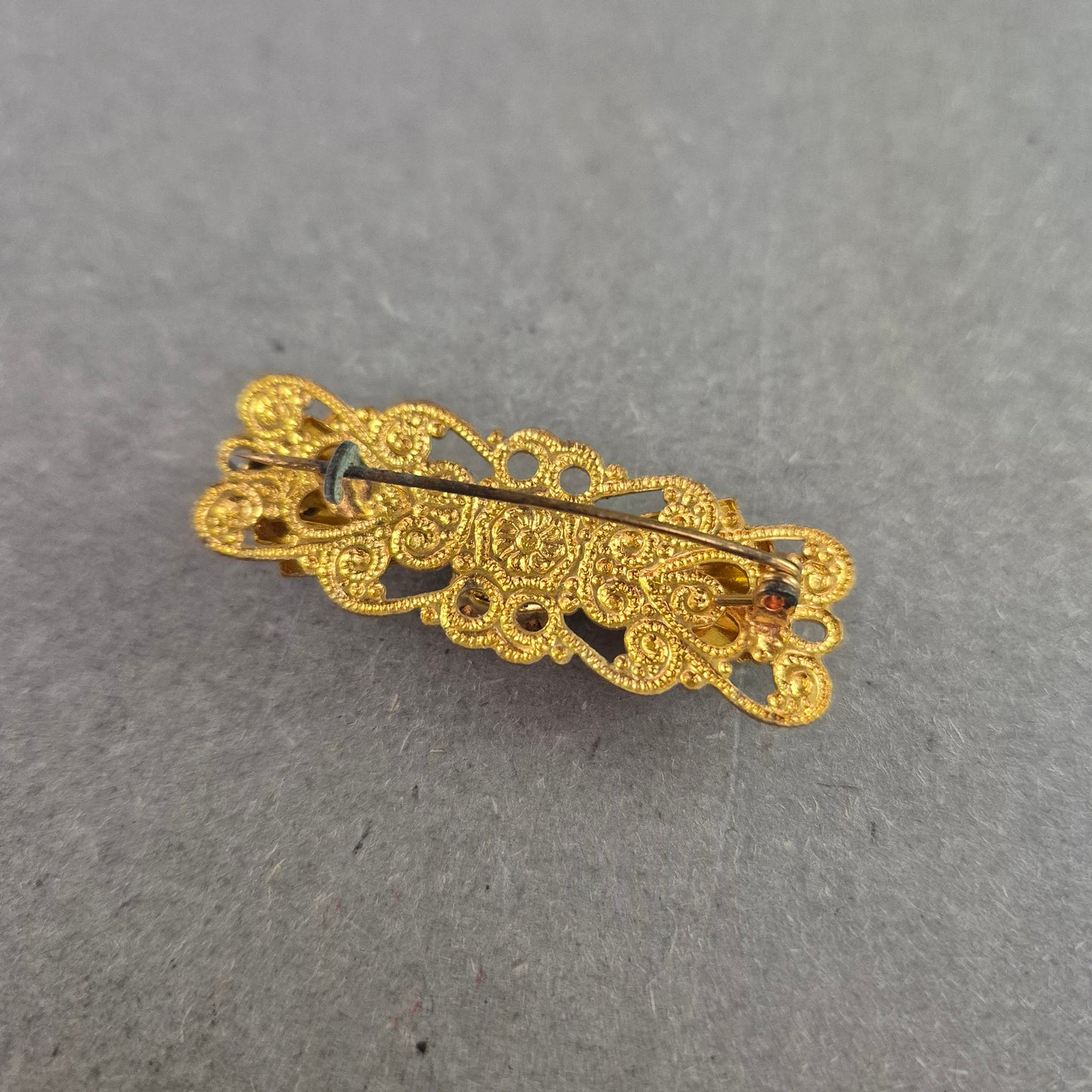 Goldfarbene Vintage-Brosche mit blauem Stein – Filigrane Eleganz