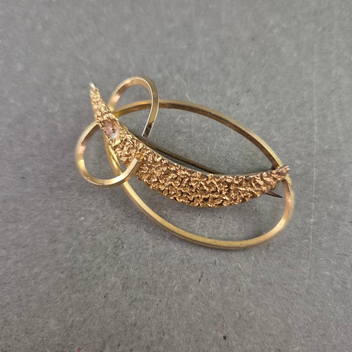 Vintage Damenbrosche in Goldoptik – Strukturierter Look im Retro-Stil