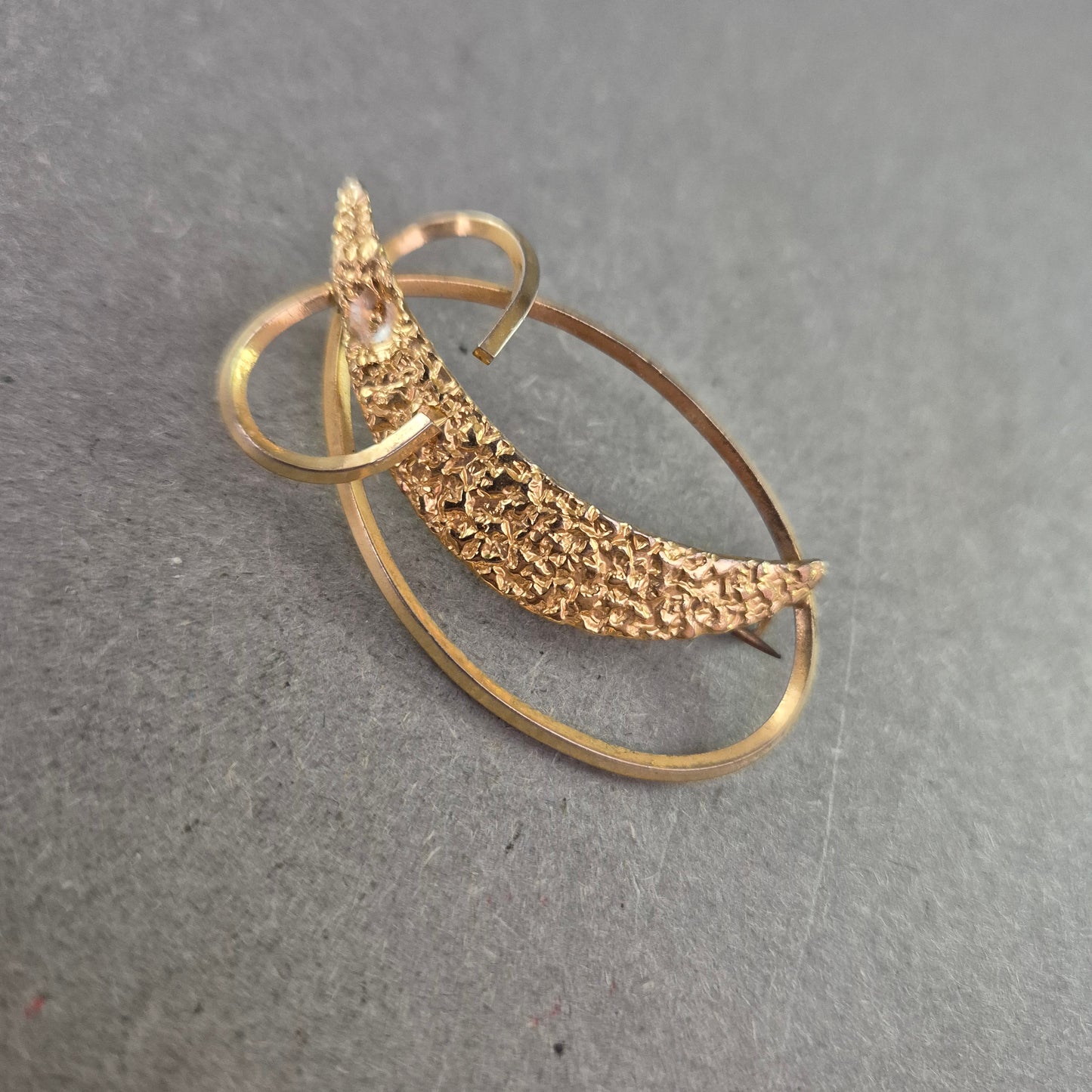 Vintage Damenbrosche in Goldoptik – Strukturierter Look im Retro-Stil