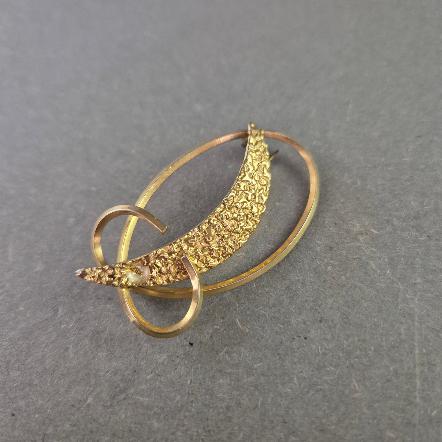 Vintage Damenbrosche in Goldoptik – Strukturierter Look im Retro-Stil