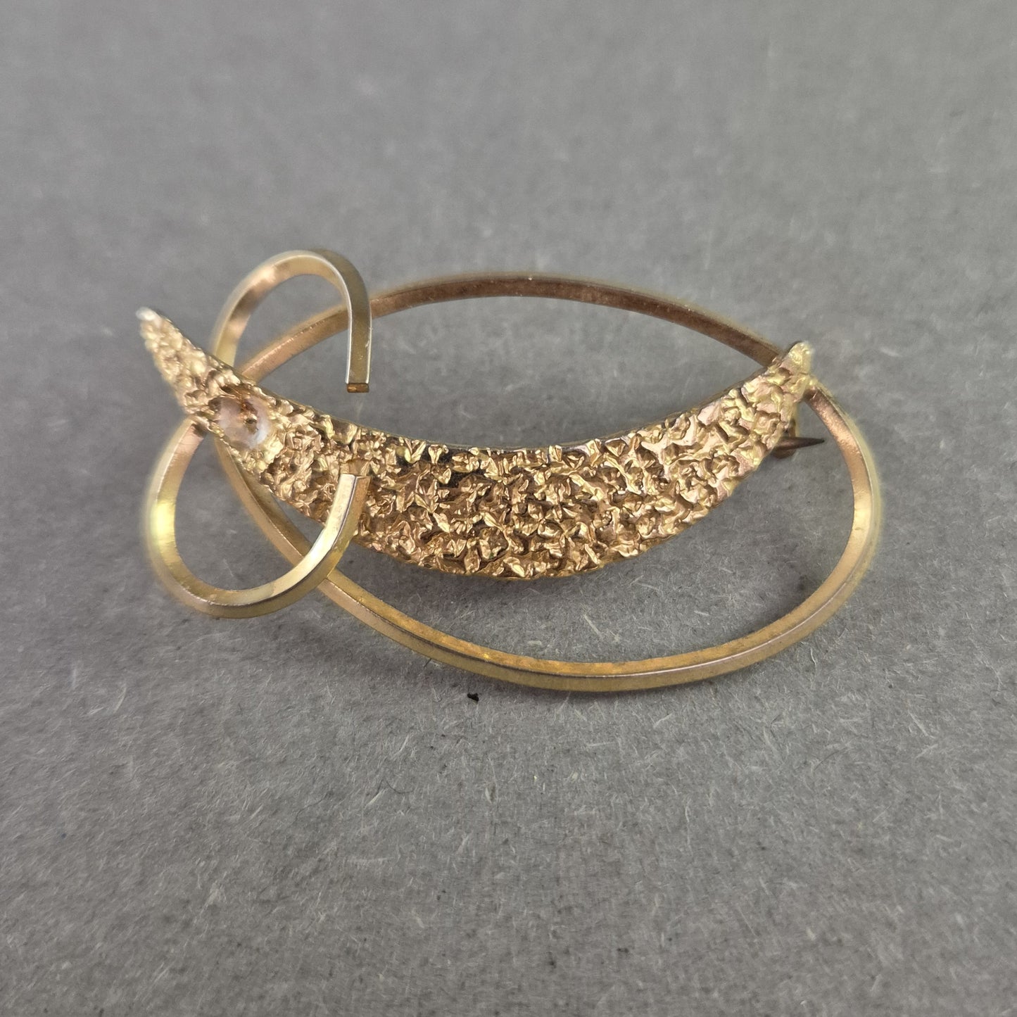 Vintage Damenbrosche in Goldoptik – Strukturierter Look im Retro-Stil