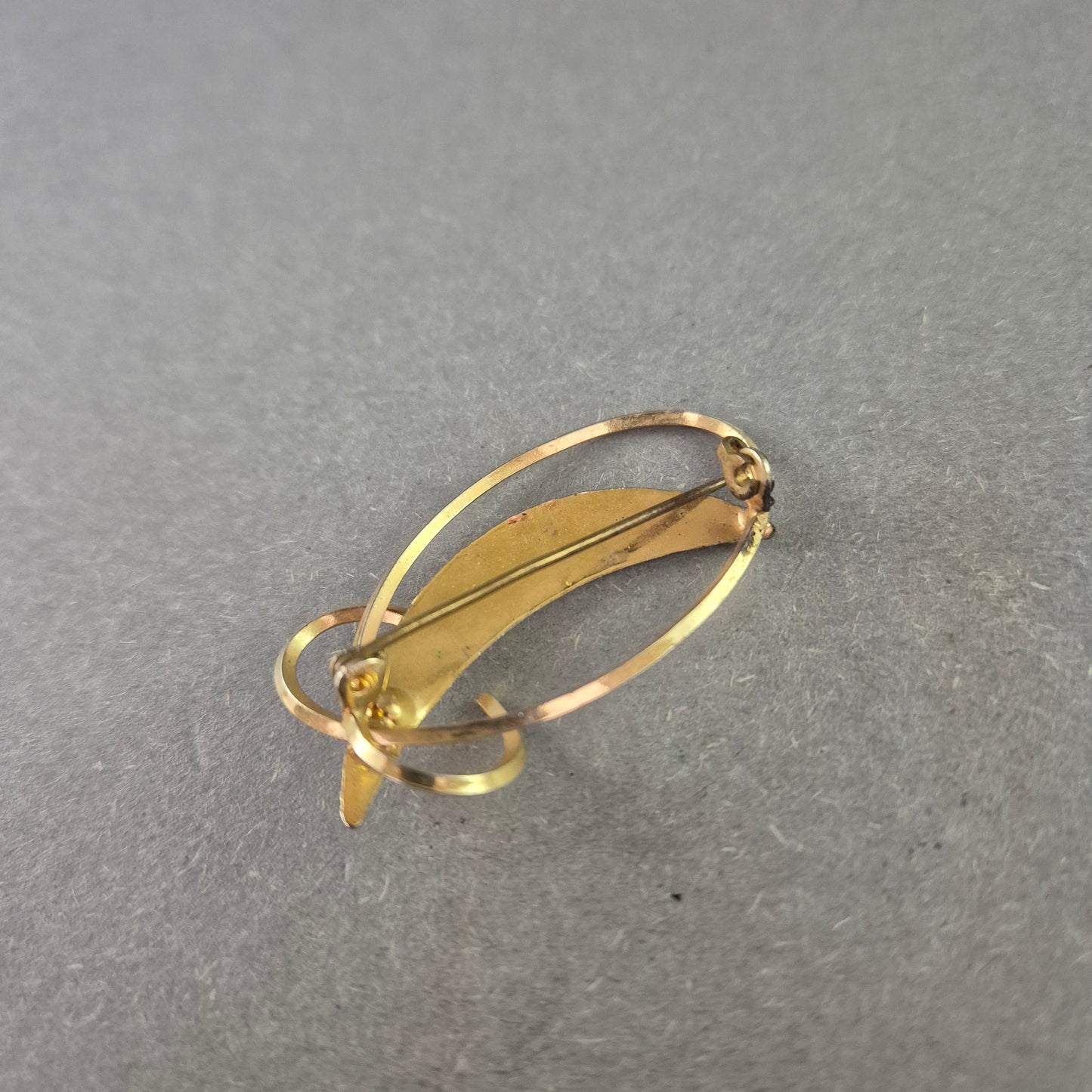 Vintage Damenbrosche in Goldoptik – Strukturierter Look im Retro-Stil