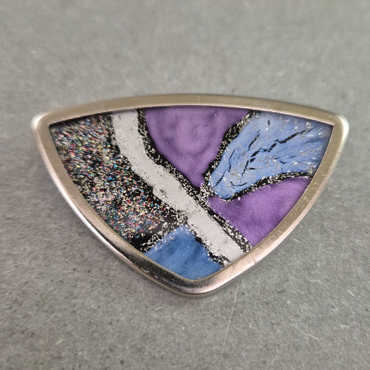 Moderne Emaille-Brosche mit Farbverlauf – Kunstvolles Designstück