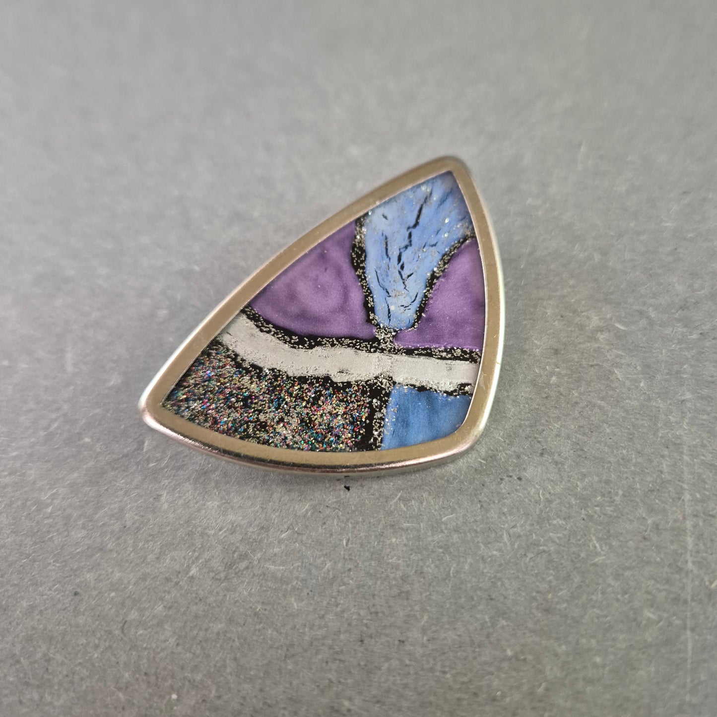 Moderne Emaille-Brosche mit Farbverlauf – Kunstvolles Designstück