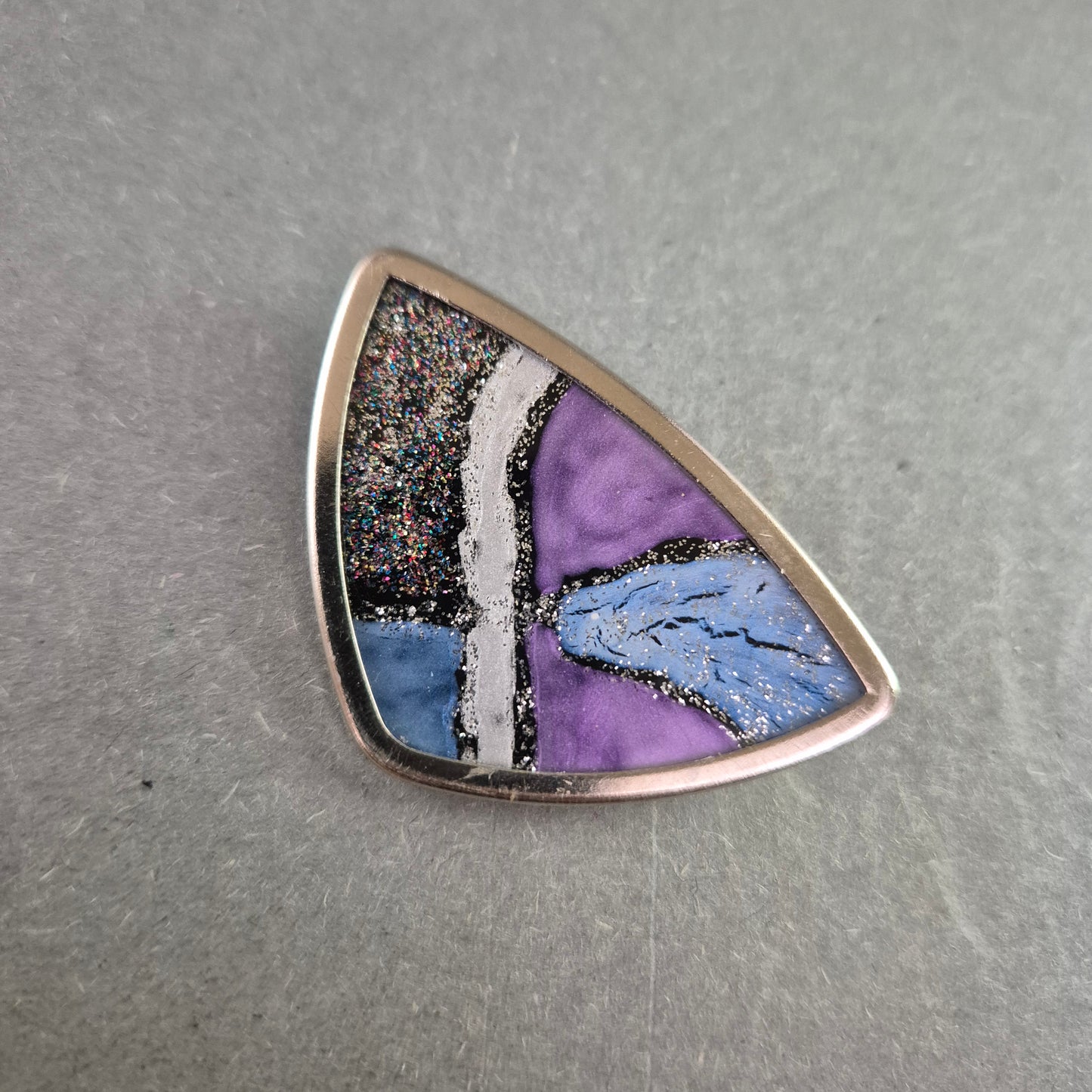 Moderne Emaille-Brosche mit Farbverlauf – Kunstvolles Designstück