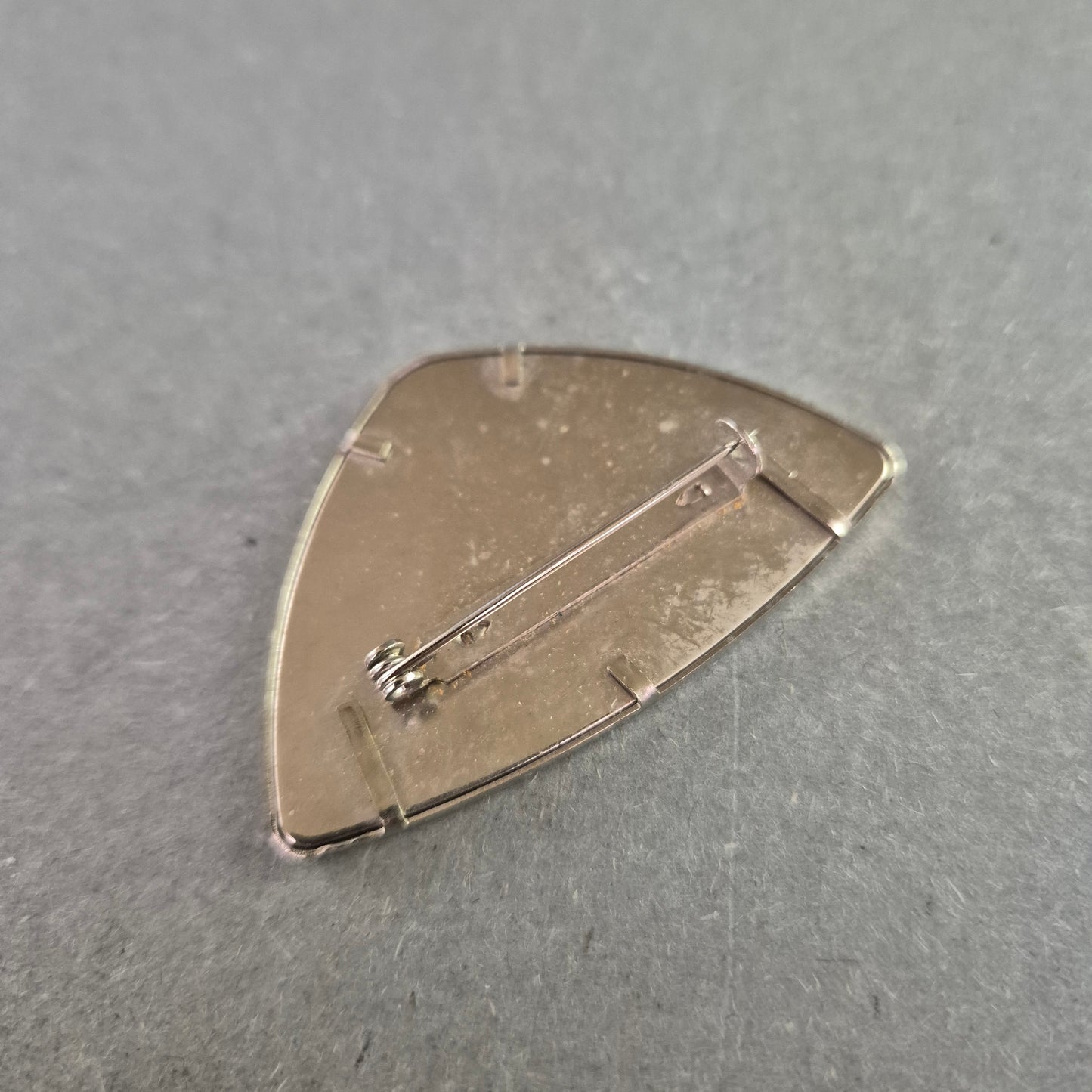 Moderne Emaille-Brosche mit Farbverlauf – Kunstvolles Designstück