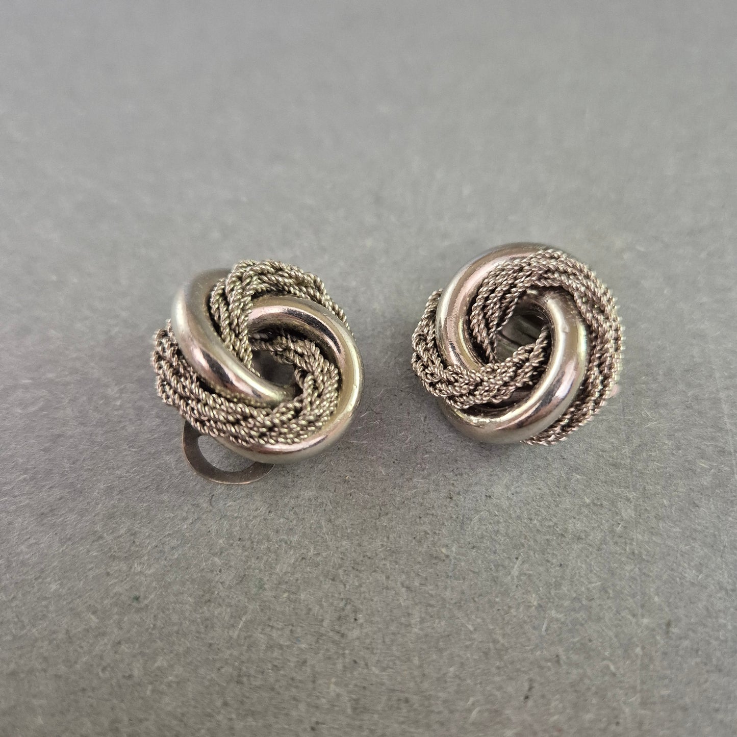 Vintage Ohrclips in Silberoptik – Knoten-Design mit Flechtdetail