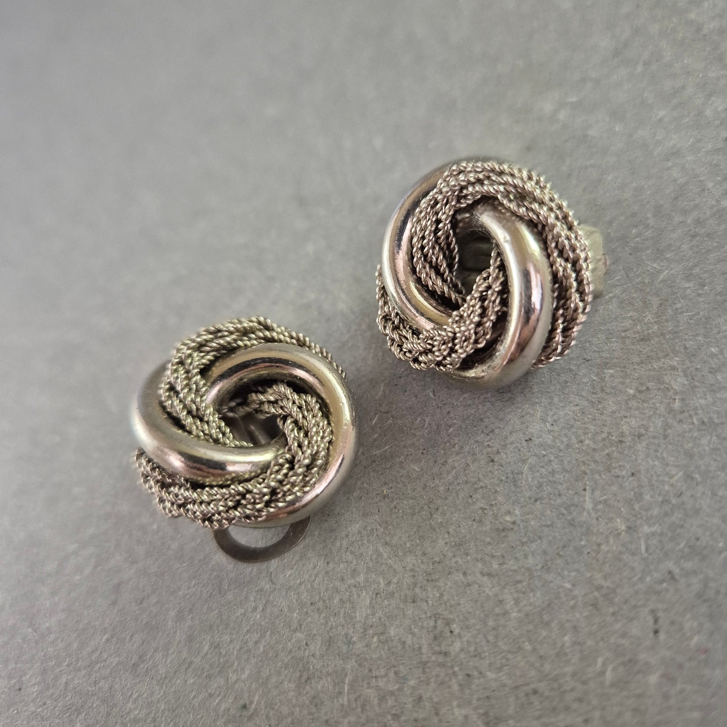Vintage Ohrclips in Silberoptik – Knoten-Design mit Flechtdetail