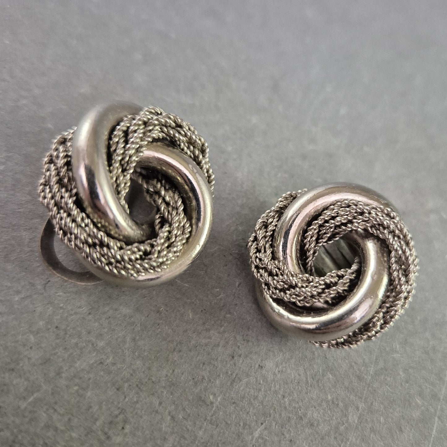 Vintage Ohrclips in Silberoptik – Knoten-Design mit Flechtdetail