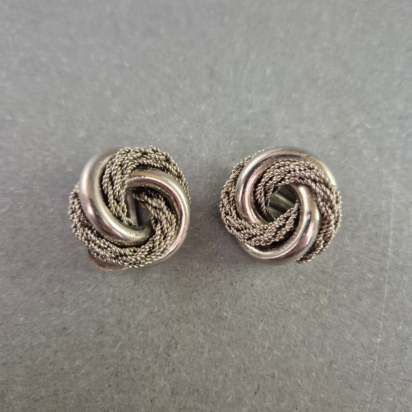 Vintage Ohrclips in Silberoptik – Knoten-Design mit Flechtdetail