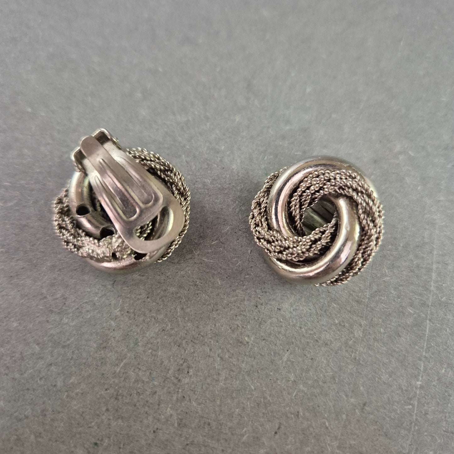 Vintage Ohrclips in Silberoptik – Knoten-Design mit Flechtdetail