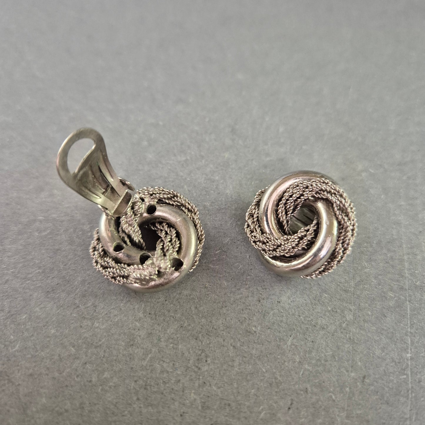 Vintage Ohrclips in Silberoptik – Knoten-Design mit Flechtdetail