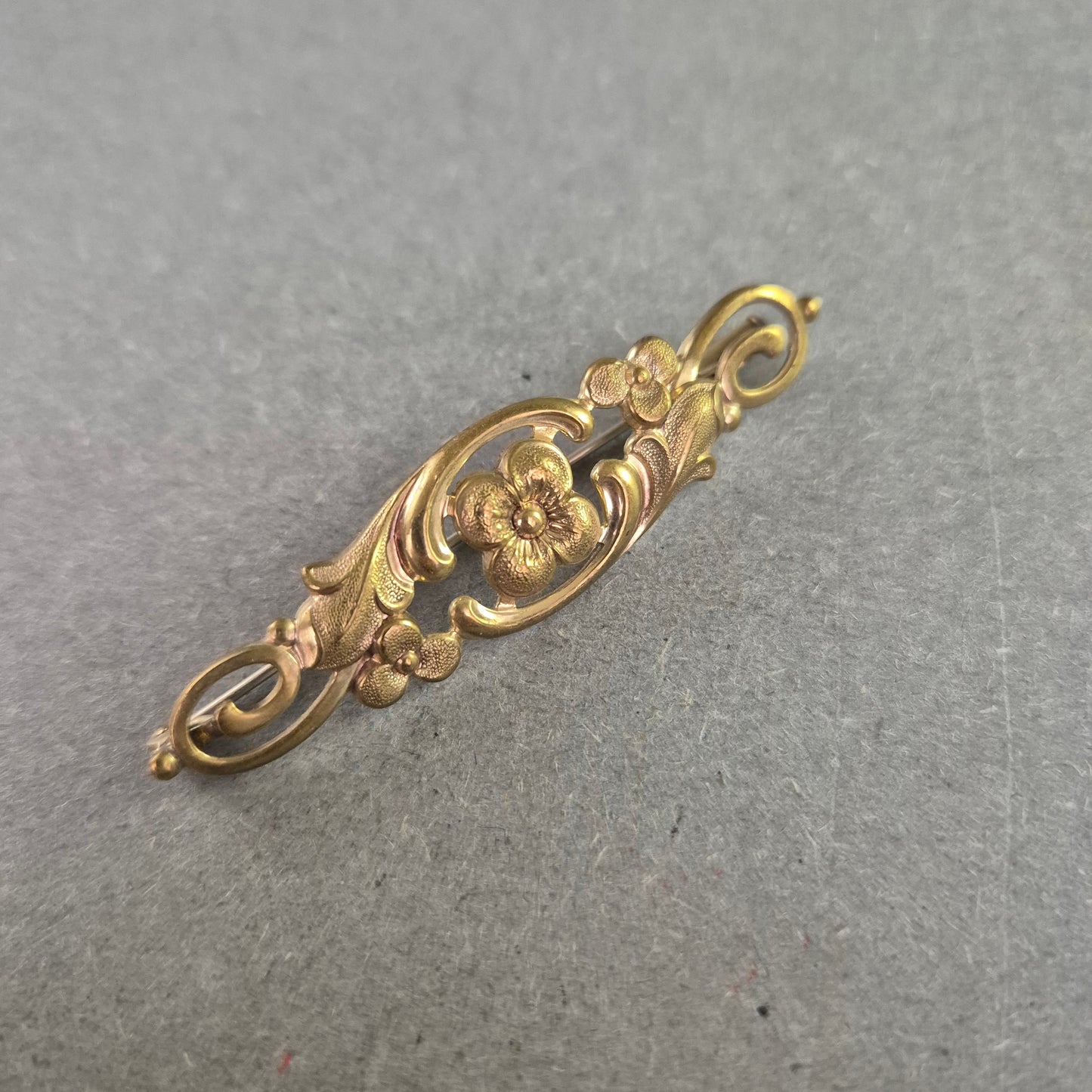 Antike Jugendstil-Brosche in Goldoptik – Florales Design mit Charme
