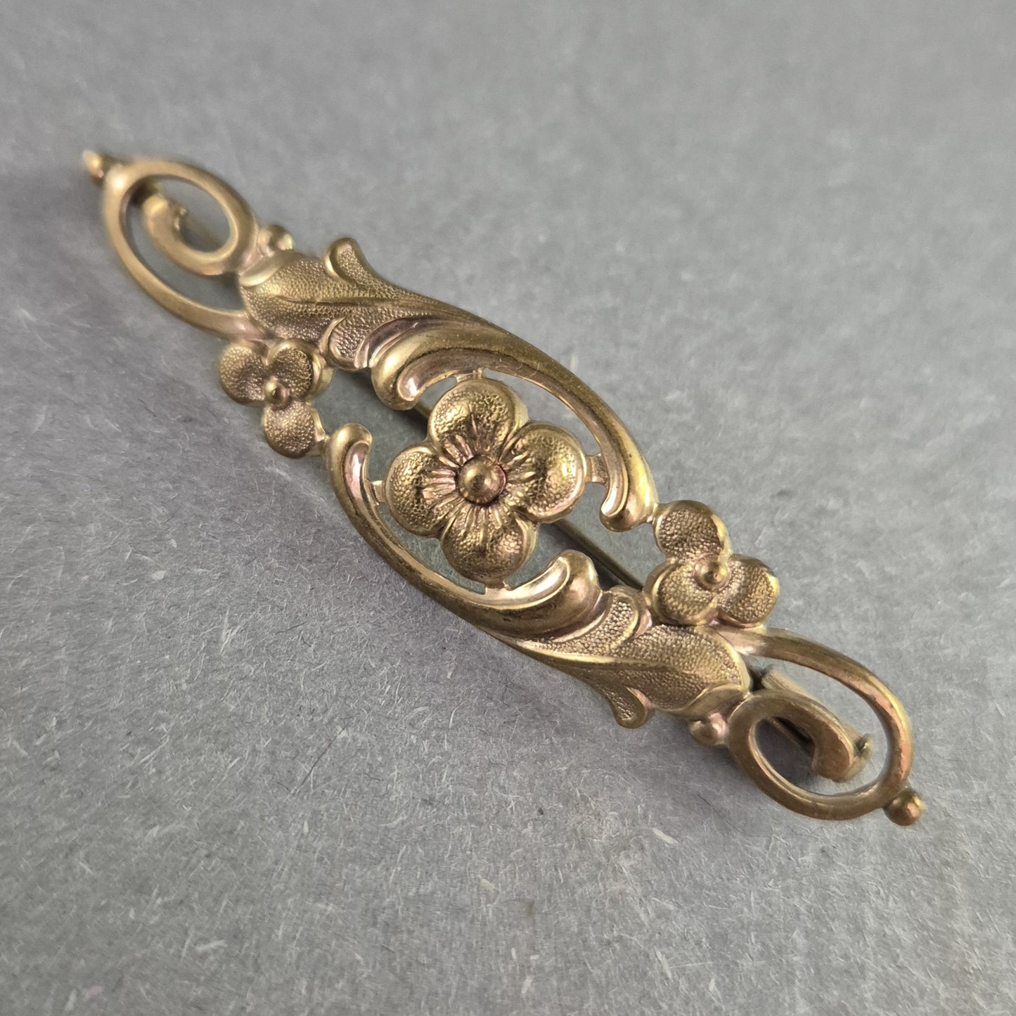 Antike Jugendstil-Brosche in Goldoptik – Florales Design mit Charme