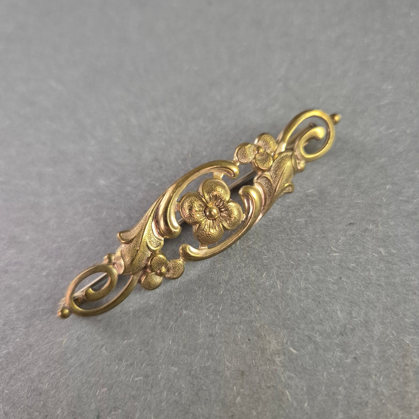 Antike Jugendstil-Brosche in Goldoptik – Florales Design mit Charme