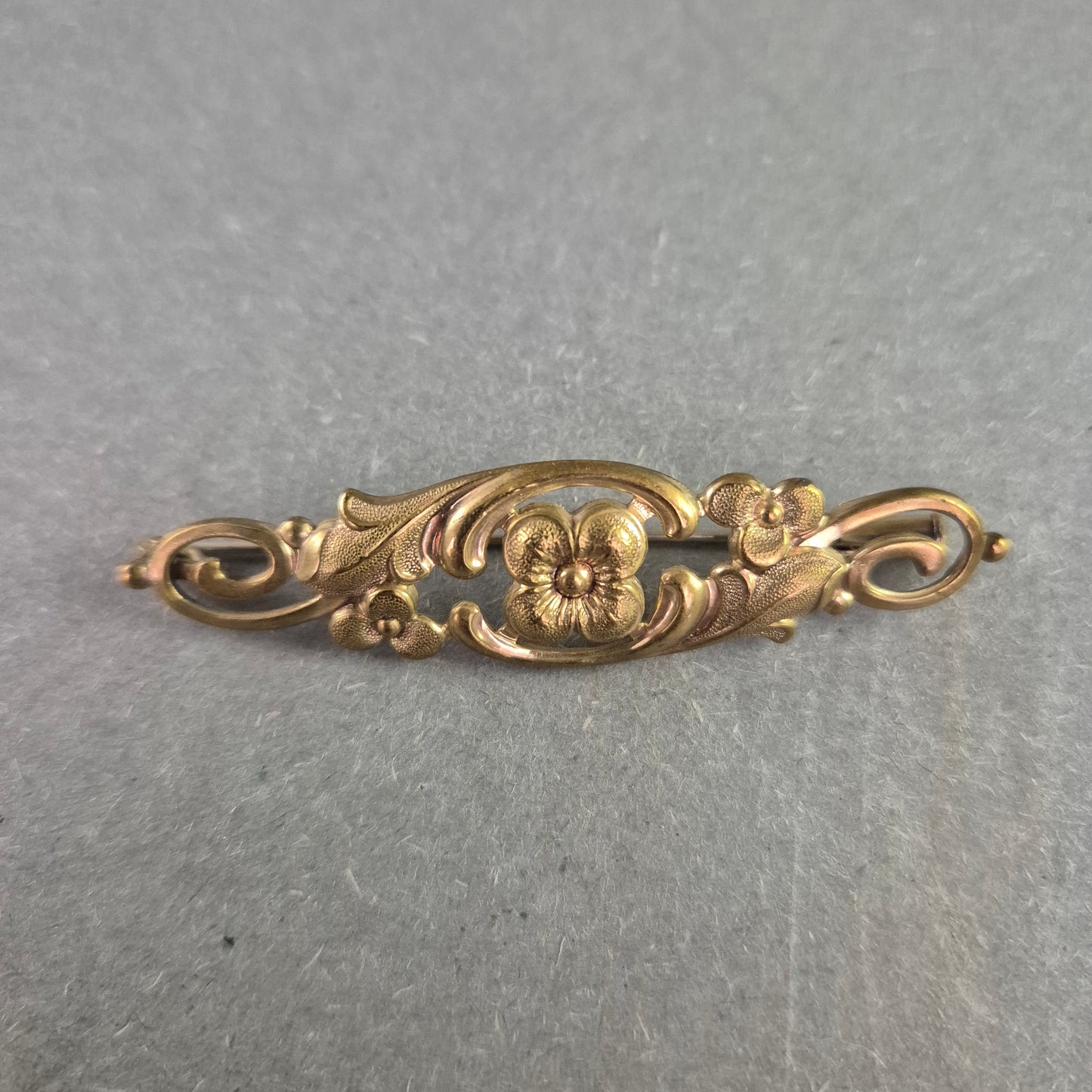 Antike Jugendstil-Brosche in Goldoptik – Florales Design mit Charme