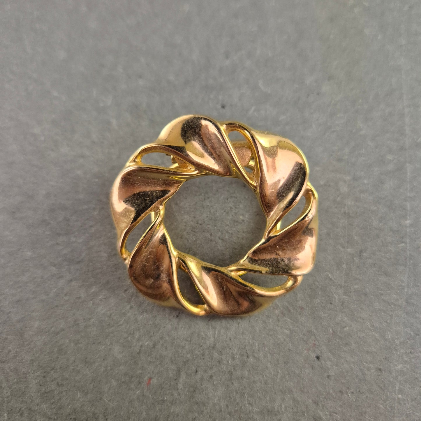 Elegante Kreis-Brosche in Goldoptik – Glänzendes Spiraldesign