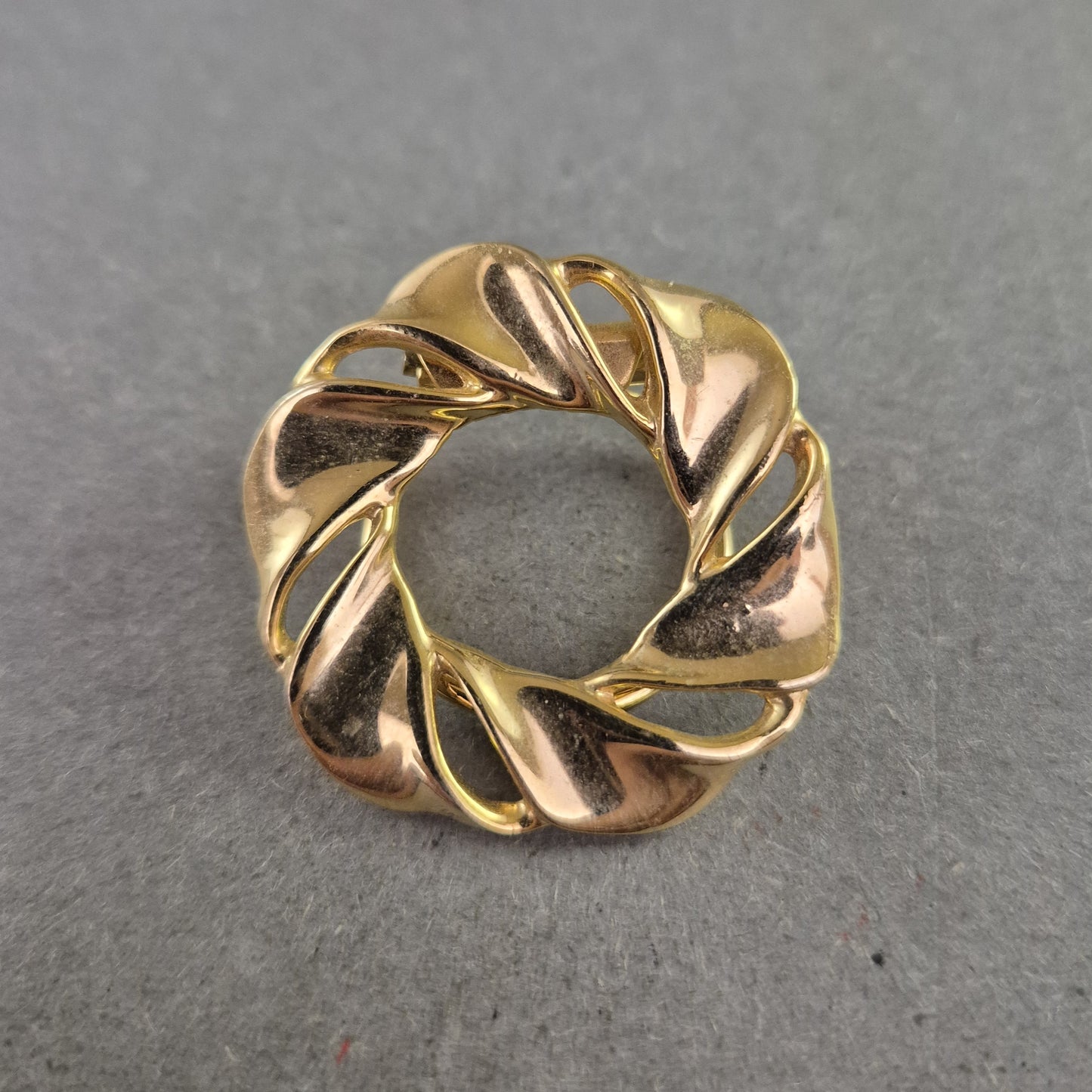 Elegante Kreis-Brosche in Goldoptik – Glänzendes Spiraldesign