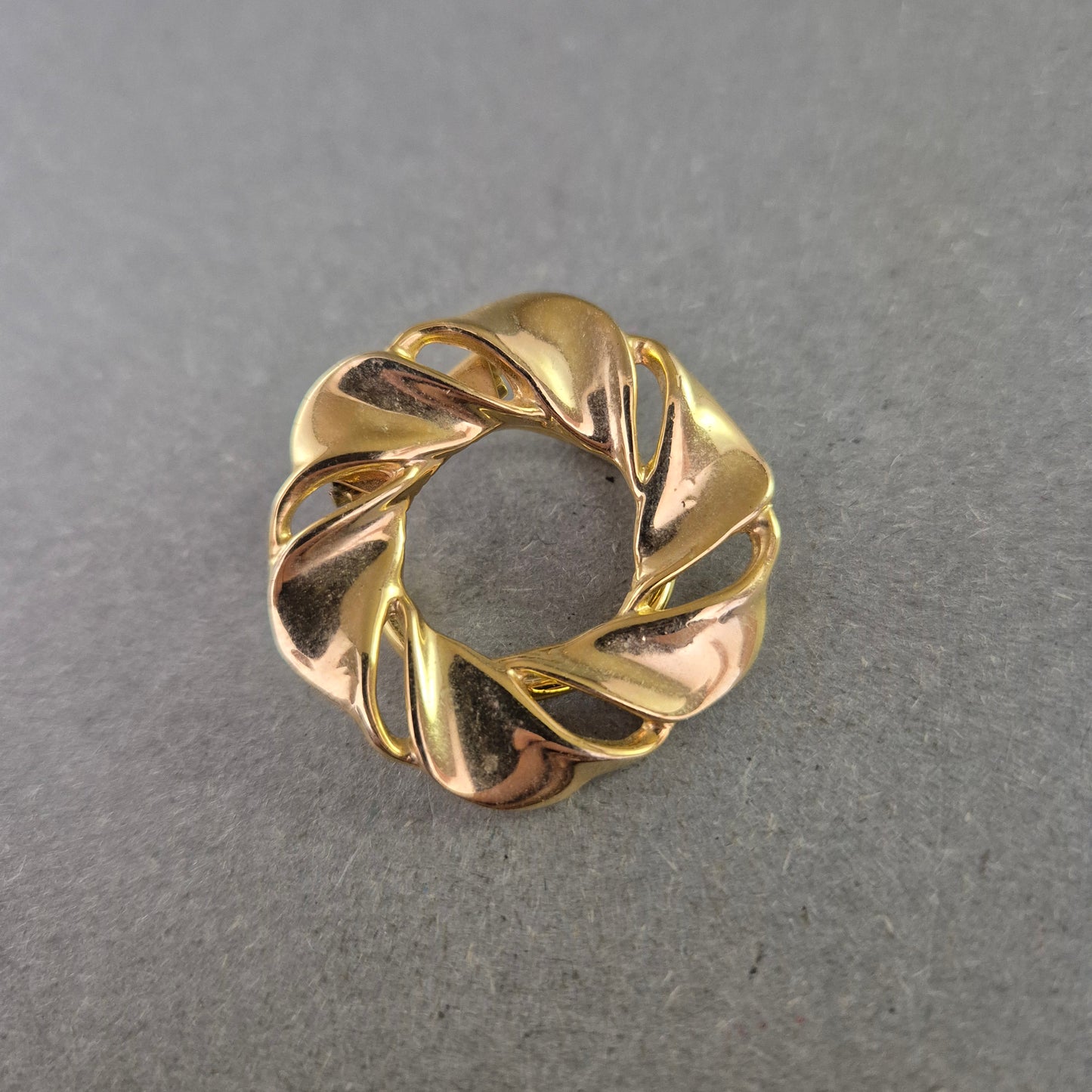 Elegante Kreis-Brosche in Goldoptik – Glänzendes Spiraldesign