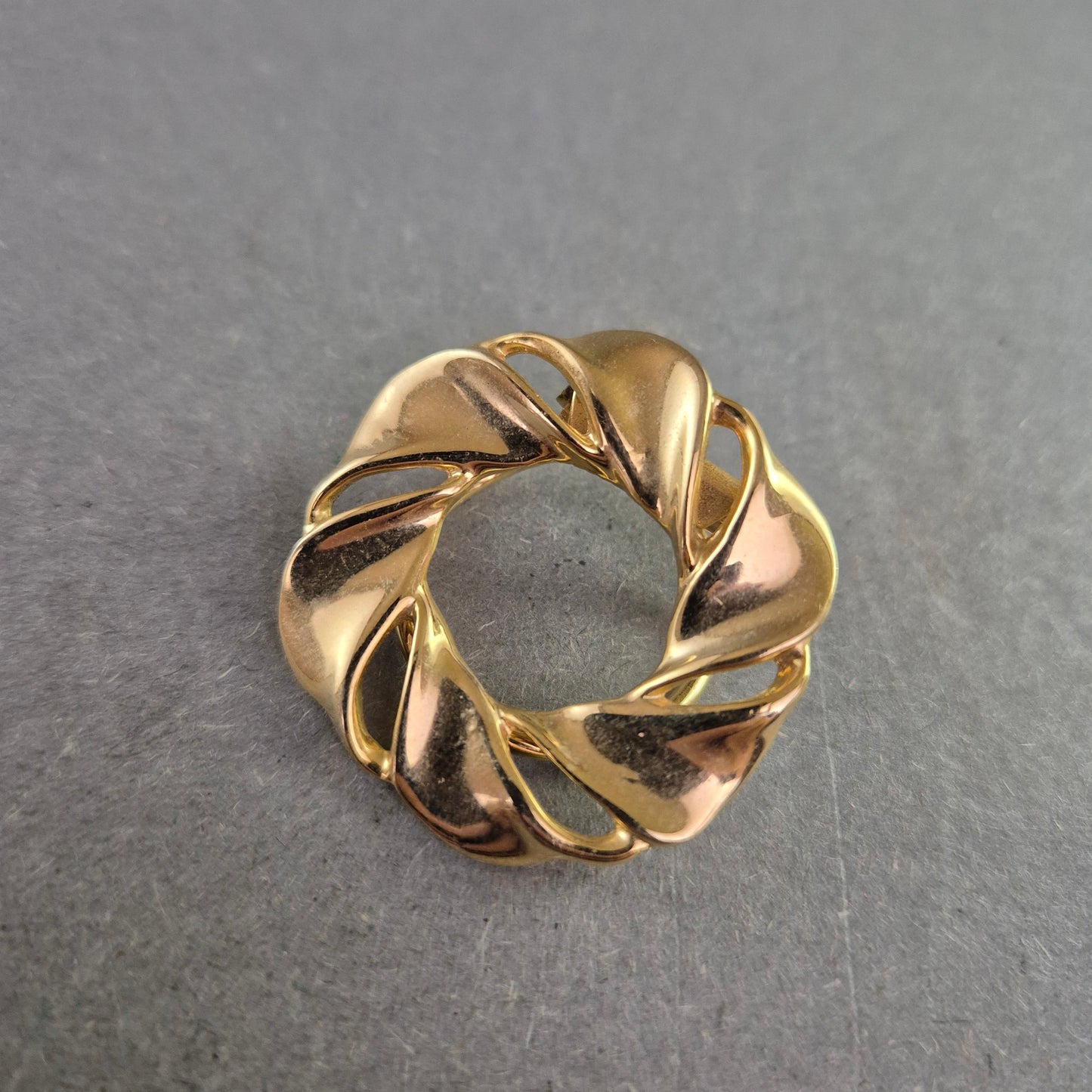 Elegante Kreis-Brosche in Goldoptik – Glänzendes Spiraldesign