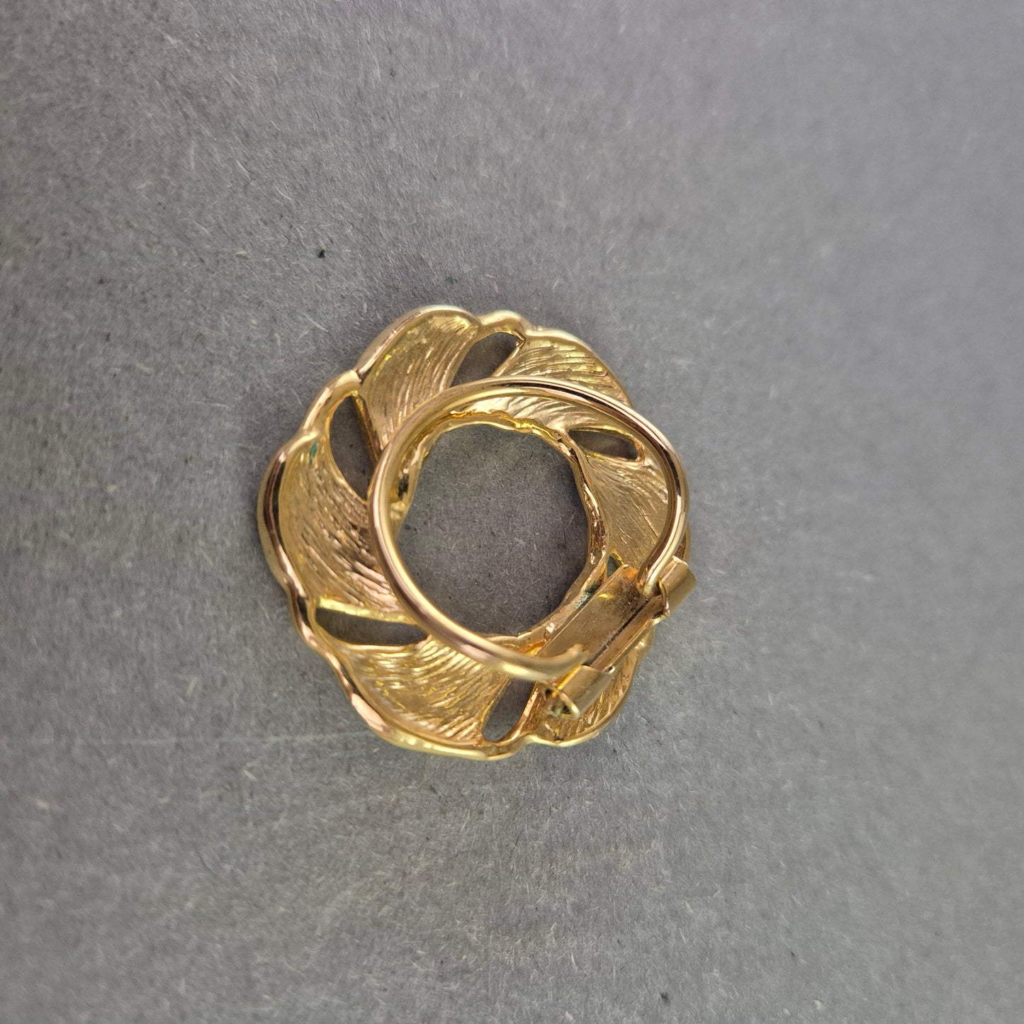 Elegante Kreis-Brosche in Goldoptik – Glänzendes Spiraldesign