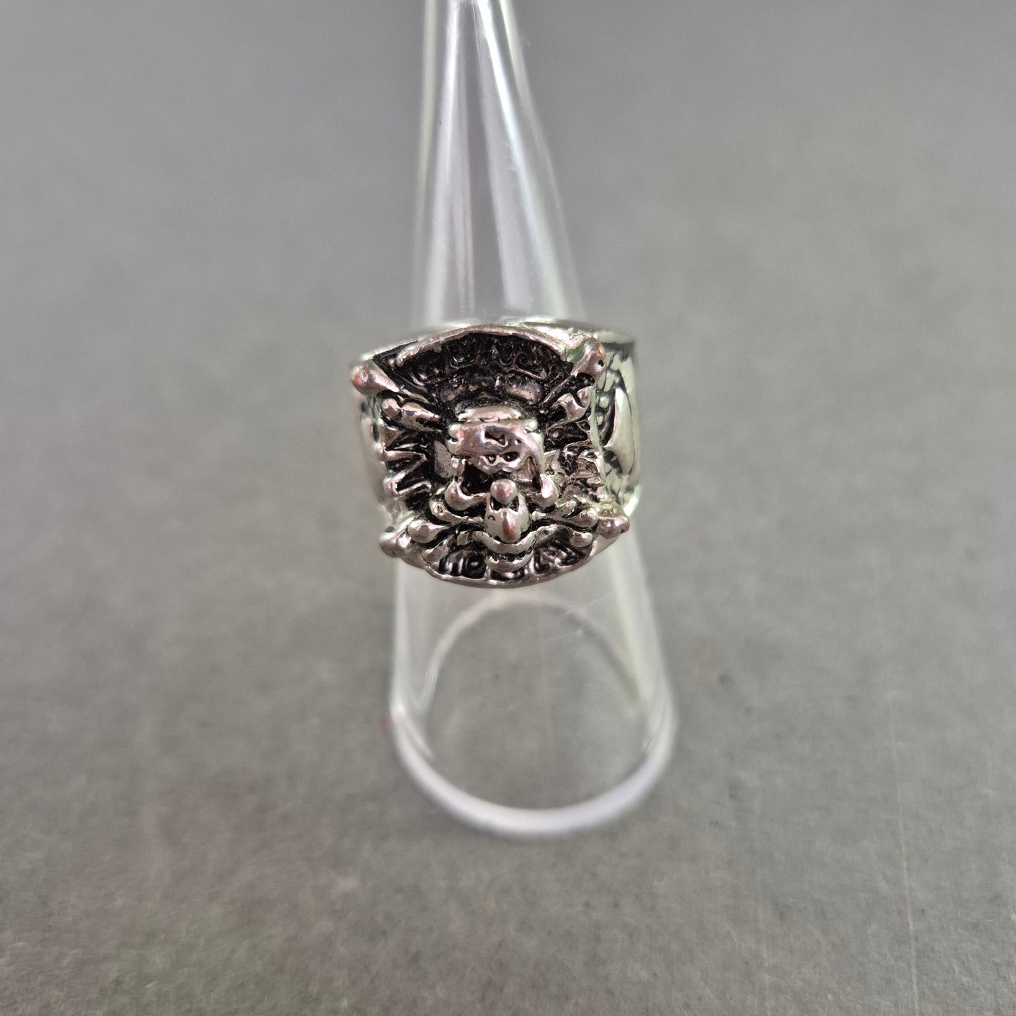 Silberfarbener Herrenring – Gothic-Stil mit Totenkopf-Motiv
